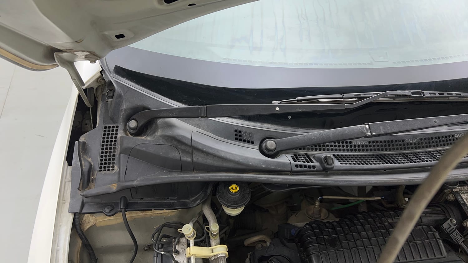 Used 2017 Honda City V CVT Petrol Petrol Automatic engine ENGINE RIGHT SIDE HINGE & APRON VIEW