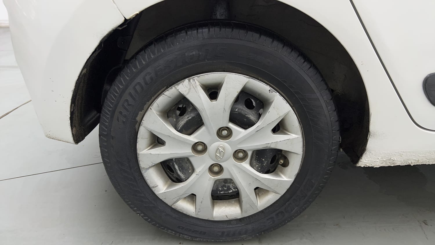 Used 2015 Hyundai Grand i10 Era 1.2 Kappa VTVT Petrol Manual tyres RIGHT REAR TYRE RIM VIEW