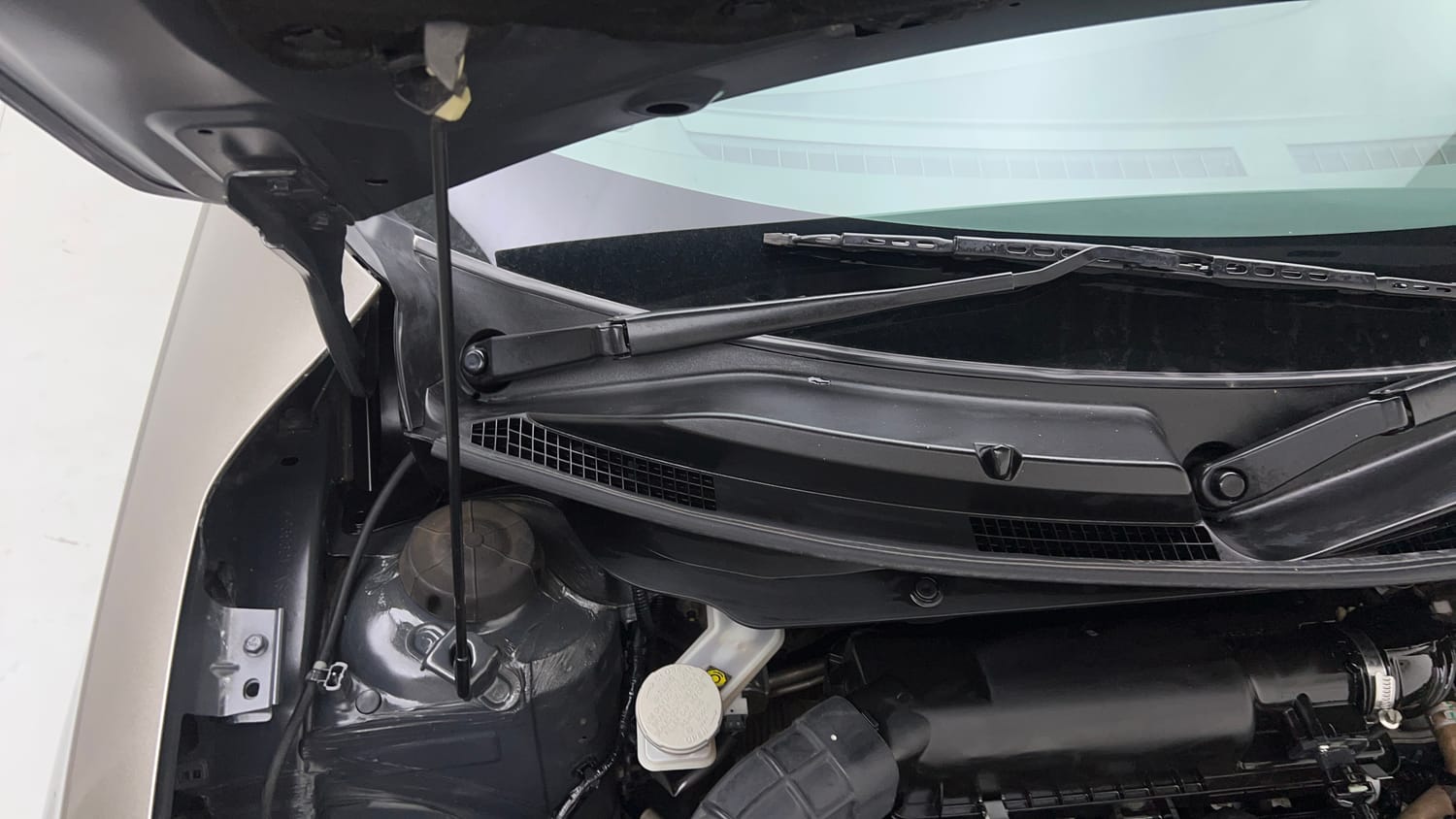 Used 2022 Maruti Suzuki Swift ZXi Plus AMT Petrol Automatic engine ENGINE RIGHT SIDE HINGE & APRON VIEW