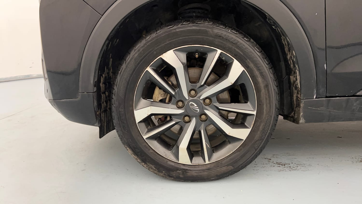 Used 2021 Mahindra XUV 300 W8 (O) 1.5 Diesel Diesel Manual tyres LEFT FRONT TYRE RIM VIEW