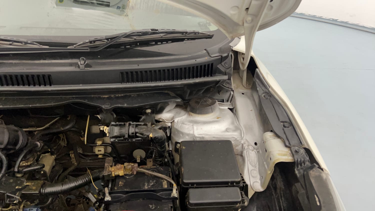 Used 2023 Maruti Suzuki Baleno Zeta MT Petrol Manual engine ENGINE LEFT SIDE HINGE & APRON VIEW