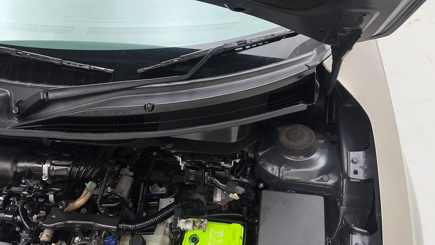Used 2022 Maruti Suzuki Swift ZXi Plus AMT Petrol Automatic engine ENGINE LEFT SIDE HINGE & APRON VIEW