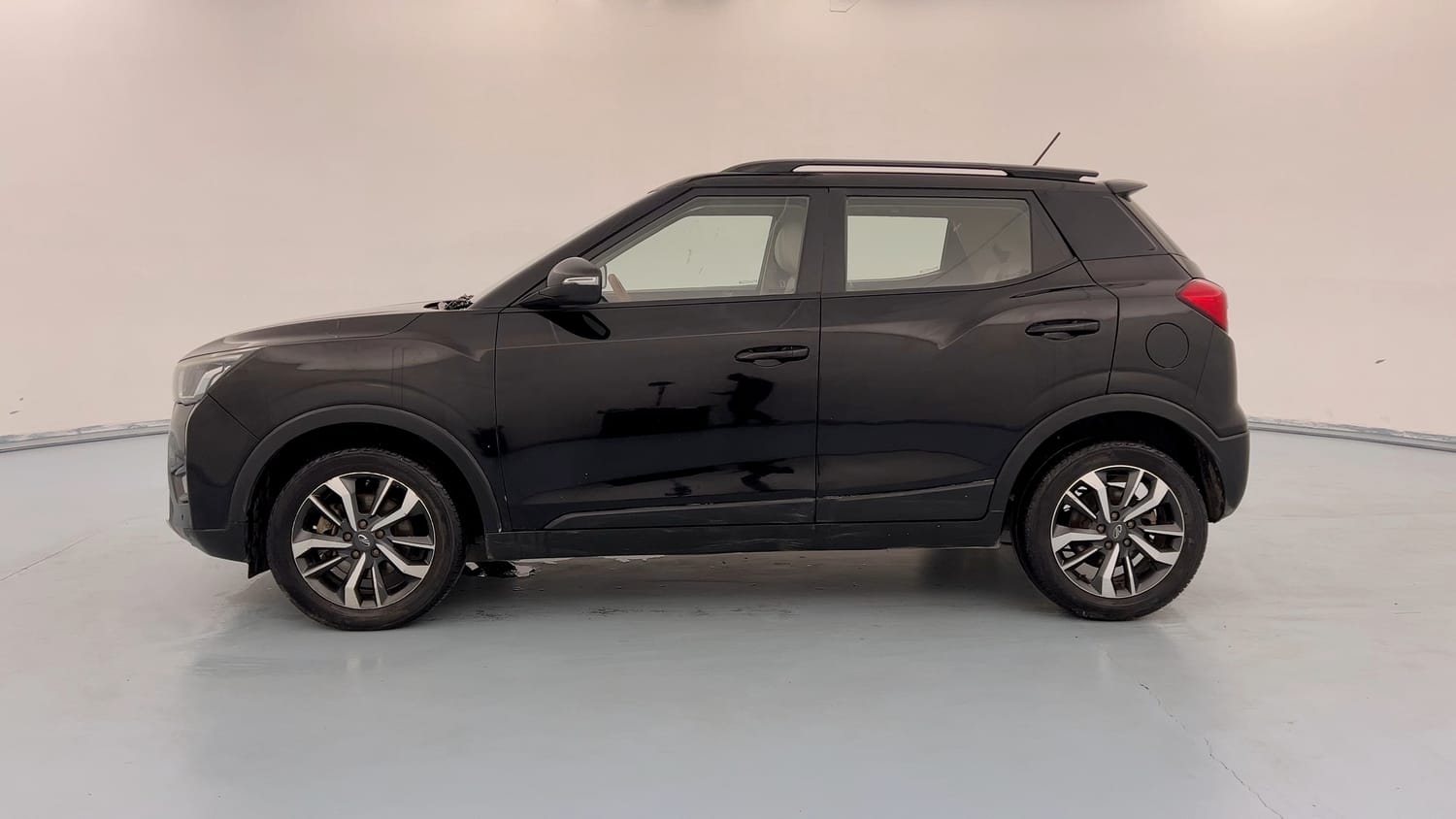 Used 2021 Mahindra XUV 300 W8 (O) 1.5 Diesel Diesel Manual exterior LEFT SIDE VIEW