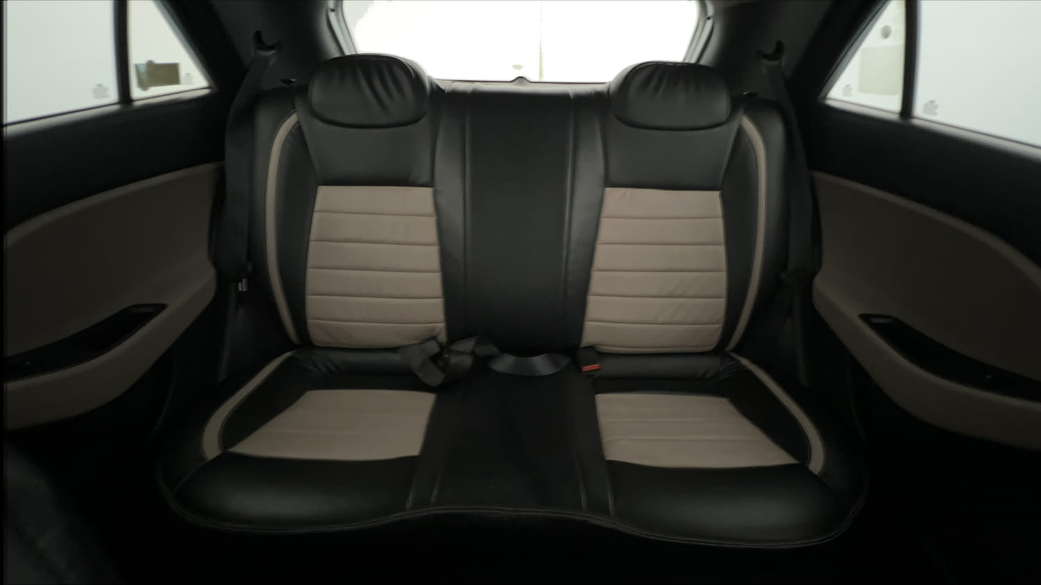 Used 2015 Hyundai Elite i20 Magna 1.2 Petrol Manual interior REAR SEAT CONDITION VIEW