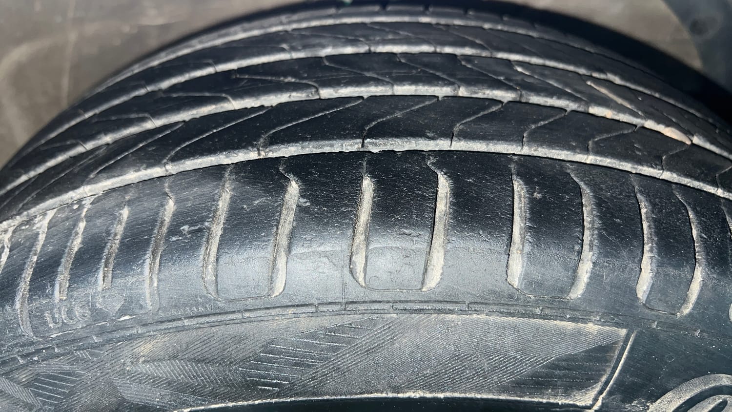 Used 2021 Maruti Suzuki Swift VXi AMT Petrol Automatic tyres RIGHT FRONT TYRE TREAD VIEW