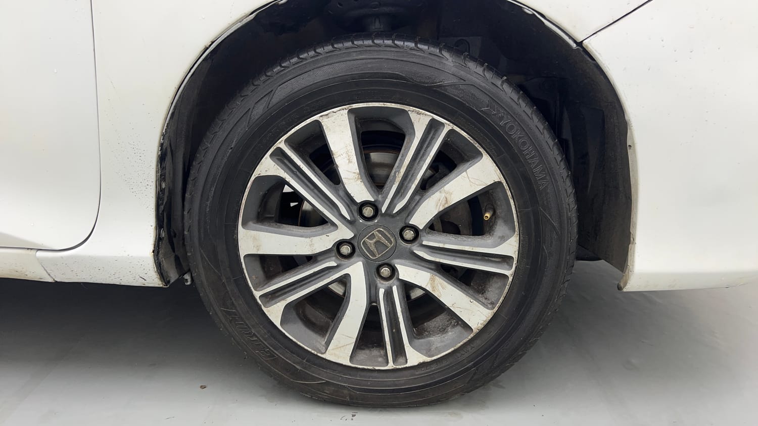 Used 2017 Honda City V CVT Petrol Petrol Automatic tyres RIGHT FRONT TYRE RIM VIEW