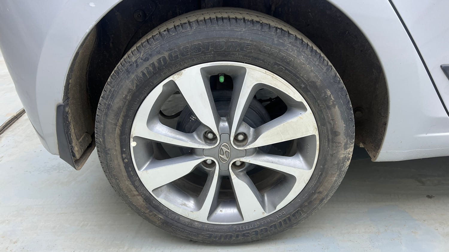 Used 2015 Hyundai Elite i20 Asta 1.2 Petrol Manual tyres RIGHT REAR TYRE RIM VIEW