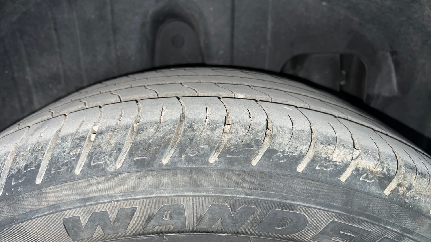 Used 2019 Mahindra XUV 300 1.5 W8 Diesel Manual tyres RIGHT REAR TYRE TREAD VIEW