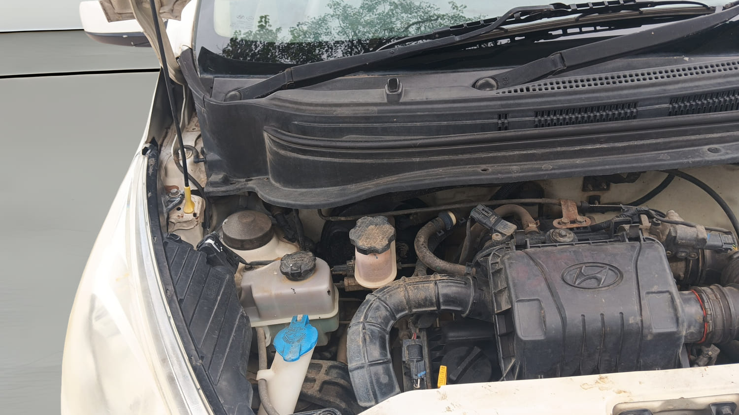Used 2017 Hyundai Eon Sportz Petrol Manual engine ENGINE RIGHT SIDE HINGE & APRON VIEW