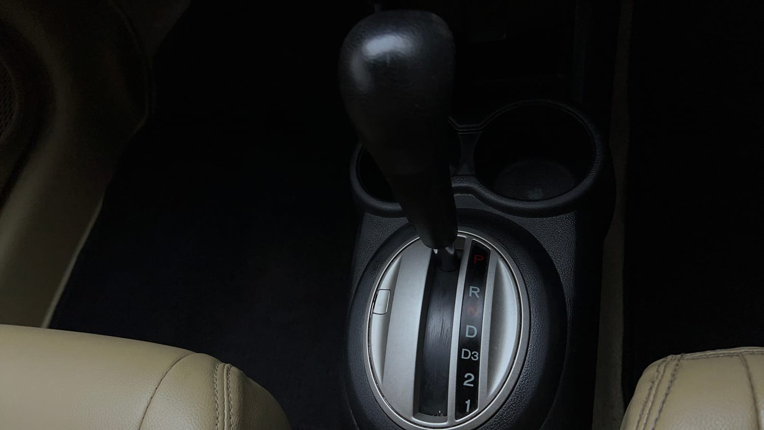 Used 2016 Honda Amaze 1.2 VX AT i-VTEC Petrol Automatic interior GEAR  KNOB VIEW