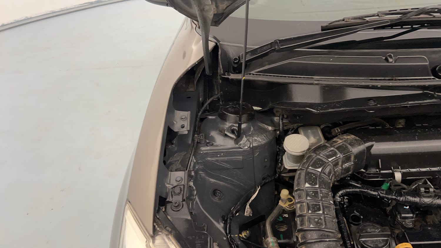 Used 2020 Maruti Suzuki Dzire VXi Petrol Manual engine ENGINE RIGHT SIDE HINGE & APRON VIEW