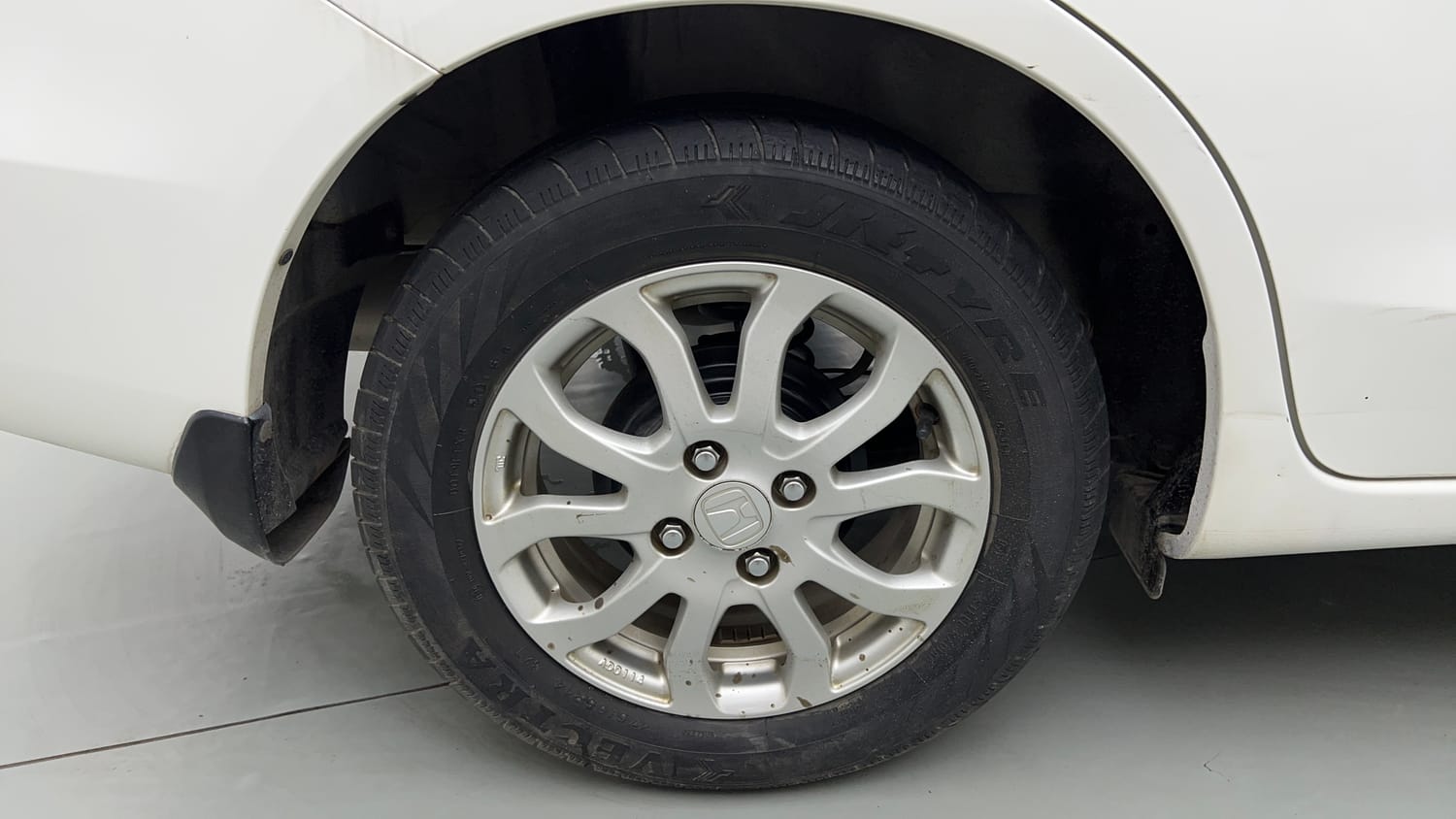 Used 2016 Honda Amaze 1.2 VX AT i-VTEC Petrol Automatic tyres RIGHT REAR TYRE RIM VIEW