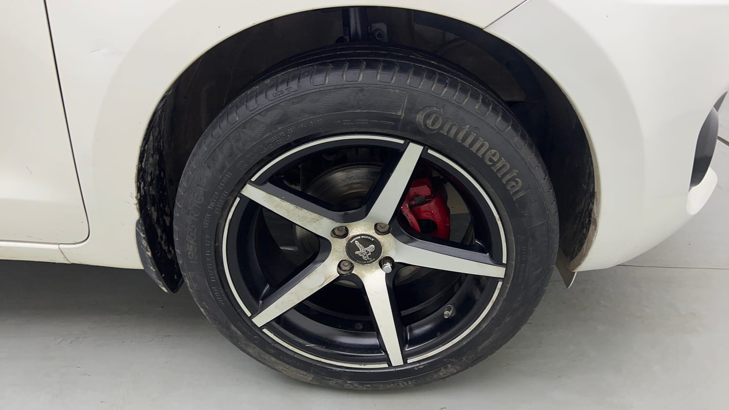 Used 2021 Maruti Suzuki Swift VXi AMT Petrol Automatic tyres RIGHT FRONT TYRE RIM VIEW