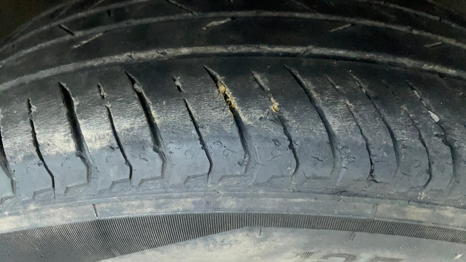 Used 2023 Nissan Magnite XV Petrol Manual tyres RIGHT FRONT TYRE TREAD VIEW