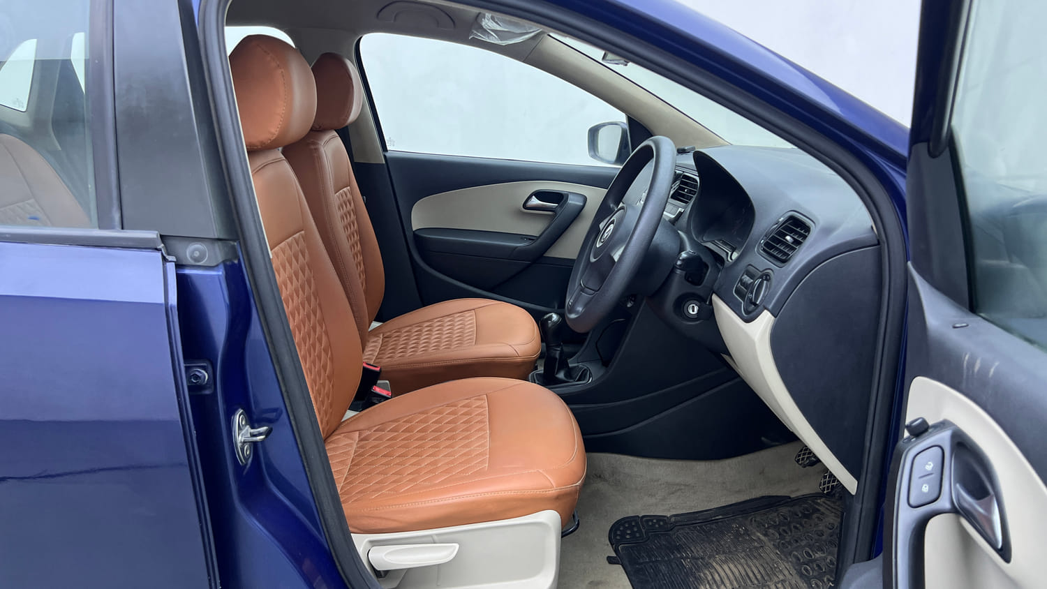 Used 2013 Volkswagen Polo Comfortline 1.2L (P) Petrol Manual interior RIGHT SIDE FRONT DOOR CABIN VIEW