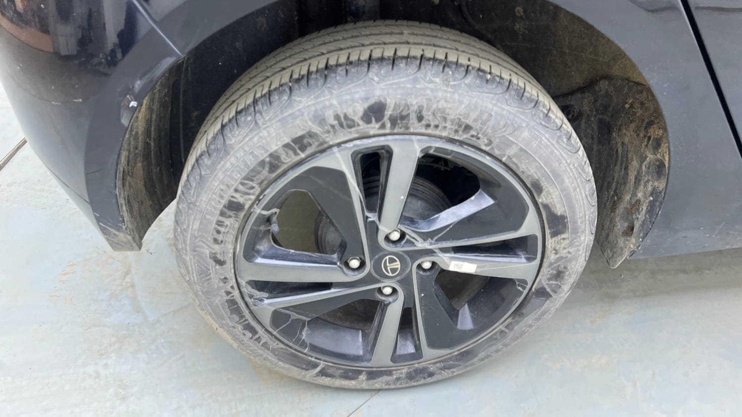 Used 2022 Tata Altroz XZ Plus Petrol Dark Edition Petrol Manual tyres RIGHT REAR TYRE RIM VIEW