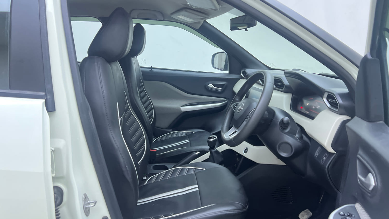 Used 2022 Nissan Magnite XV Turbo Petrol Manual interior RIGHT SIDE FRONT DOOR CABIN VIEW