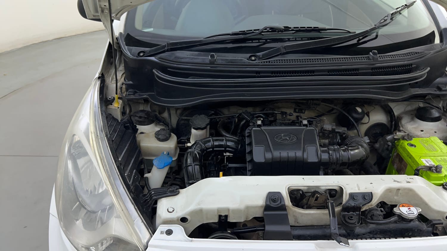 Used 2014 Hyundai Eon Era + Petrol Manual engine ENGINE RIGHT SIDE HINGE & APRON VIEW