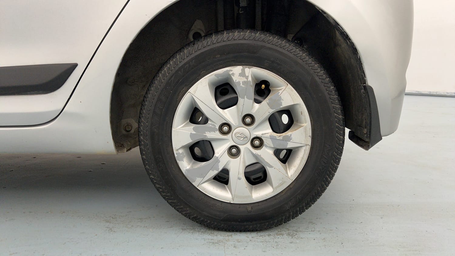 Used 2015 Hyundai Elite i20 Magna 1.2 Petrol Manual tyres LEFT REAR TYRE RIM VIEW