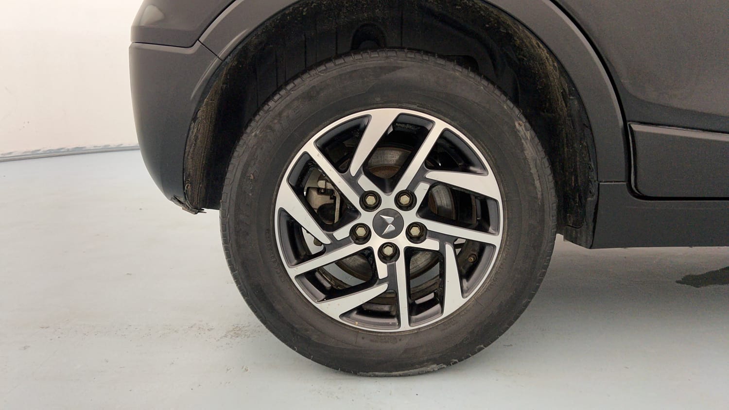 Used 2024 Mahindra XUV 300 W8 (O) 1.5 Diesel Diesel Manual tyres RIGHT REAR TYRE RIM VIEW