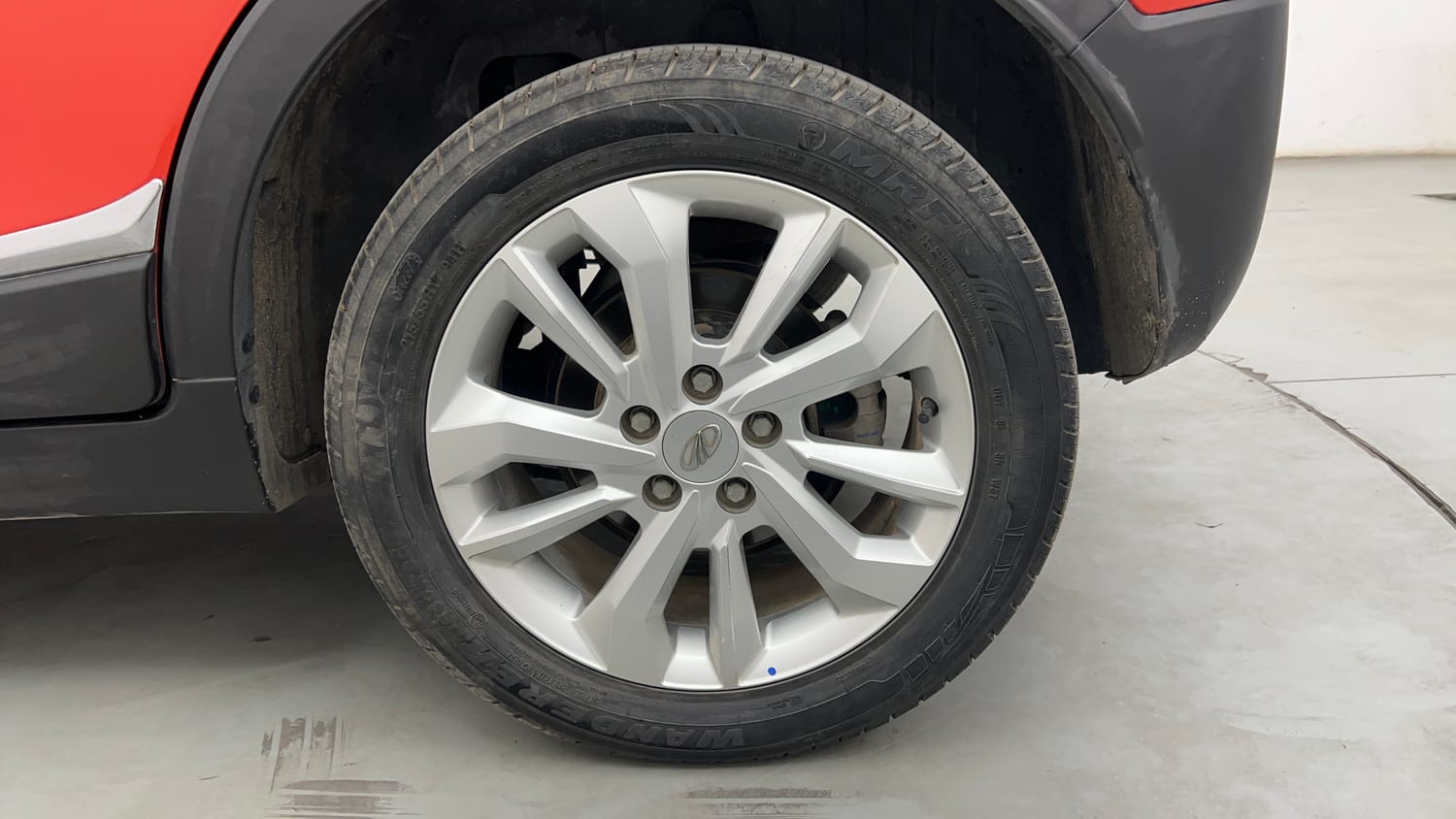 Used 2019 Mahindra XUV 300 1.5 W8 Diesel Manual tyres LEFT REAR TYRE RIM VIEW