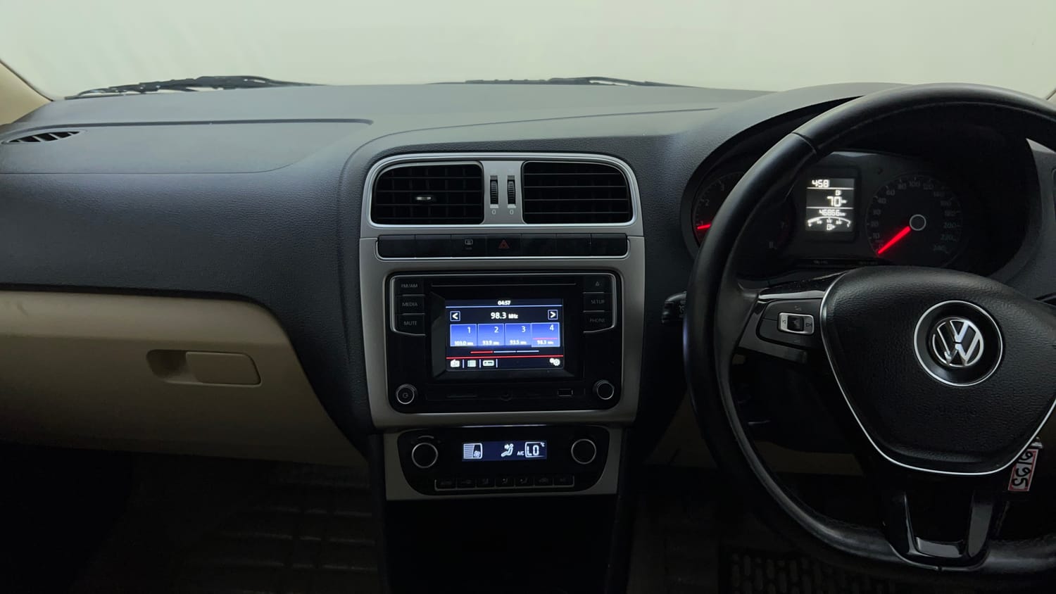 Used 2017 Volkswagen Polo Highline1.2L (P) Petrol Manual interior MUSIC SYSTEM & AC CONTROL VIEW