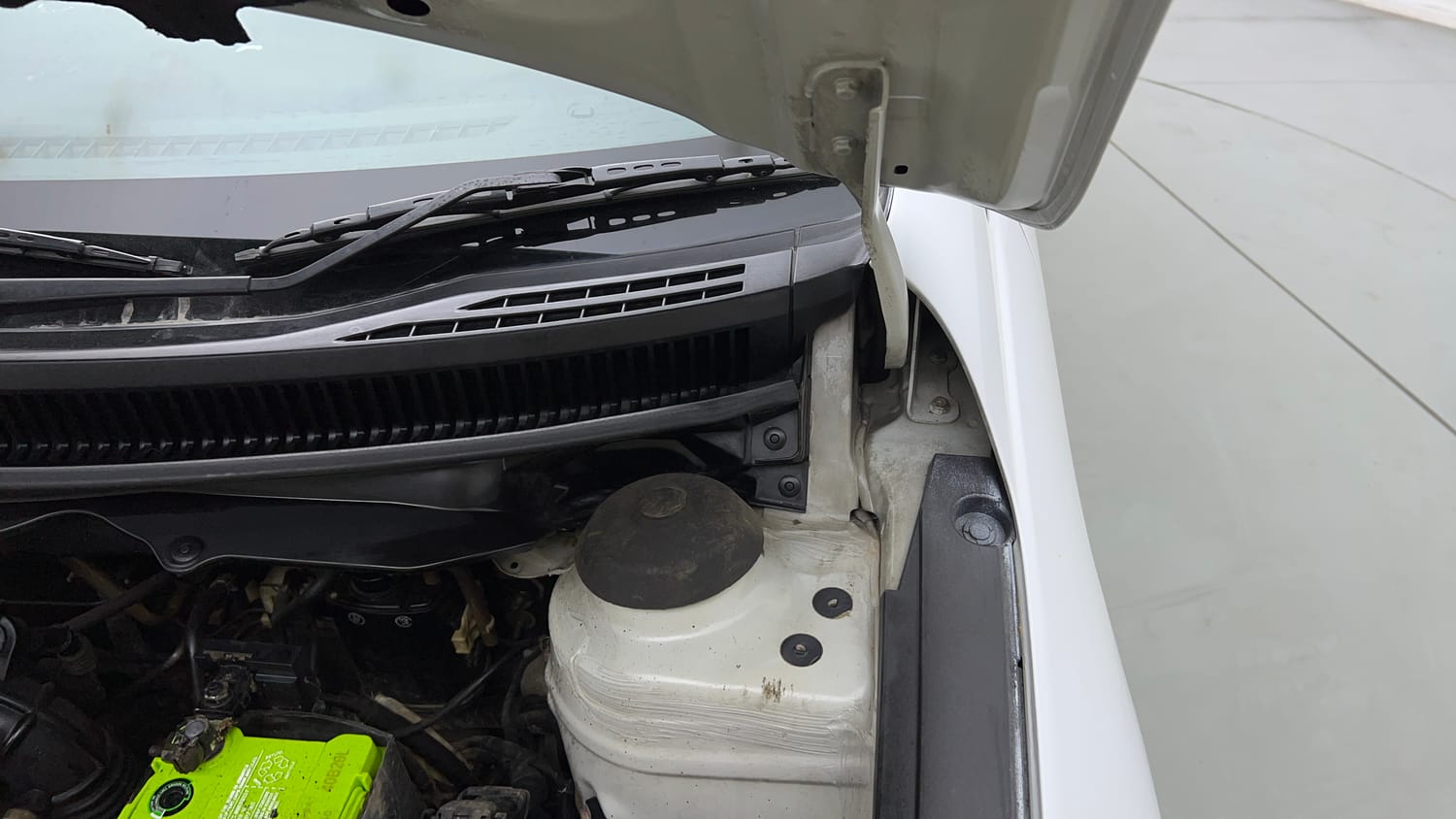 Used 2017 Maruti Suzuki Ciaz Zeta 1.4 MT Petrol Manual engine ENGINE LEFT SIDE HINGE & APRON VIEW