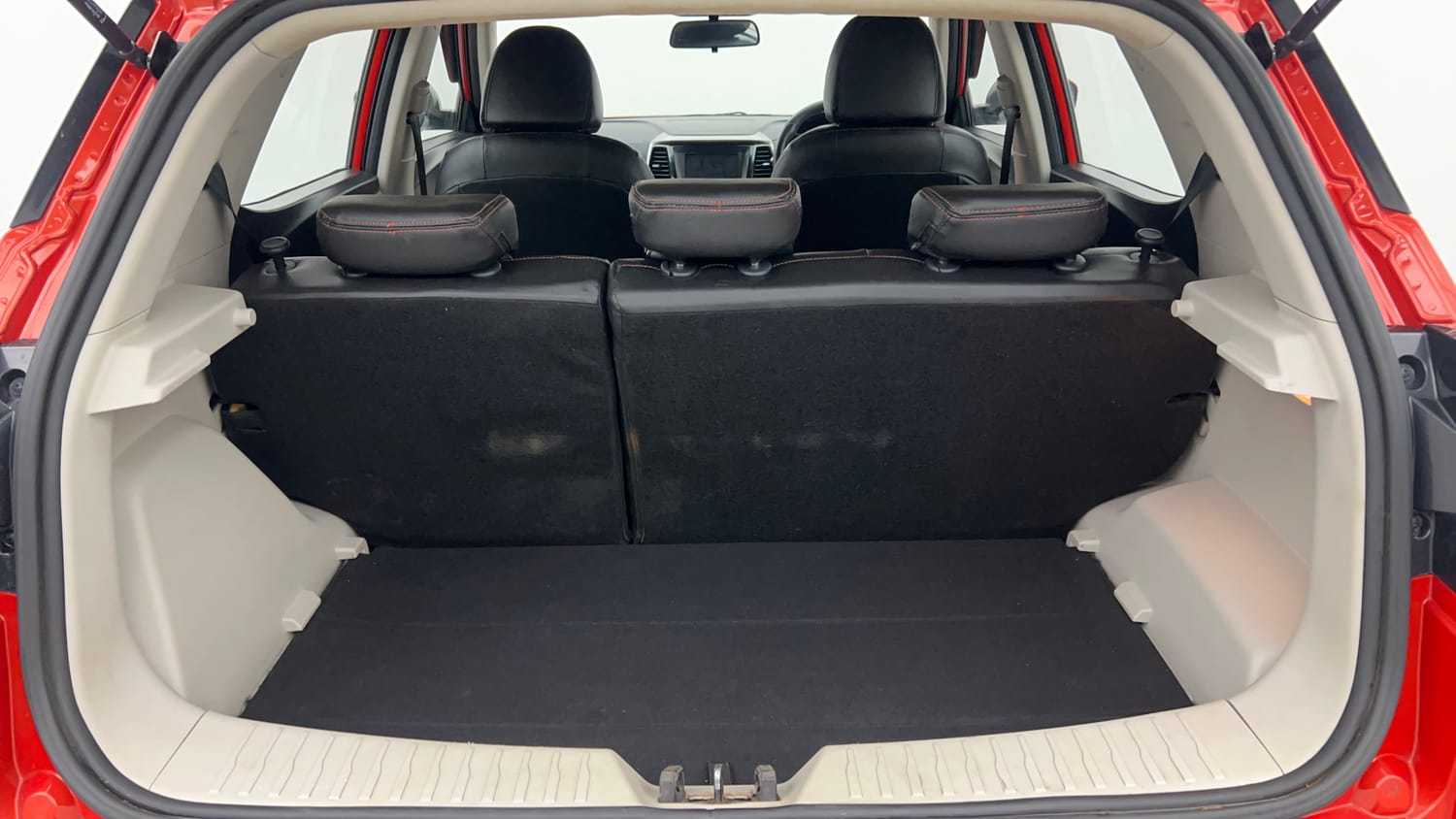 Used 2019 Mahindra XUV 300 1.5 W8 Diesel Manual interior DICKY INSIDE VIEW