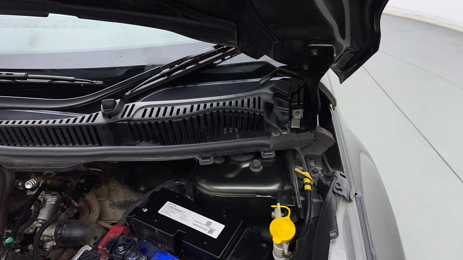 Used 2020 Tata Nexon XZ Plus (O) Petrol Manual engine ENGINE LEFT SIDE HINGE & APRON VIEW