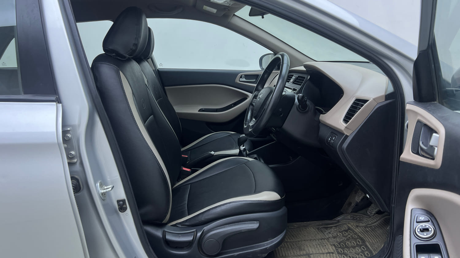 Used 2015 Hyundai Elite i20 Asta 1.2 Petrol Manual interior RIGHT SIDE FRONT DOOR CABIN VIEW