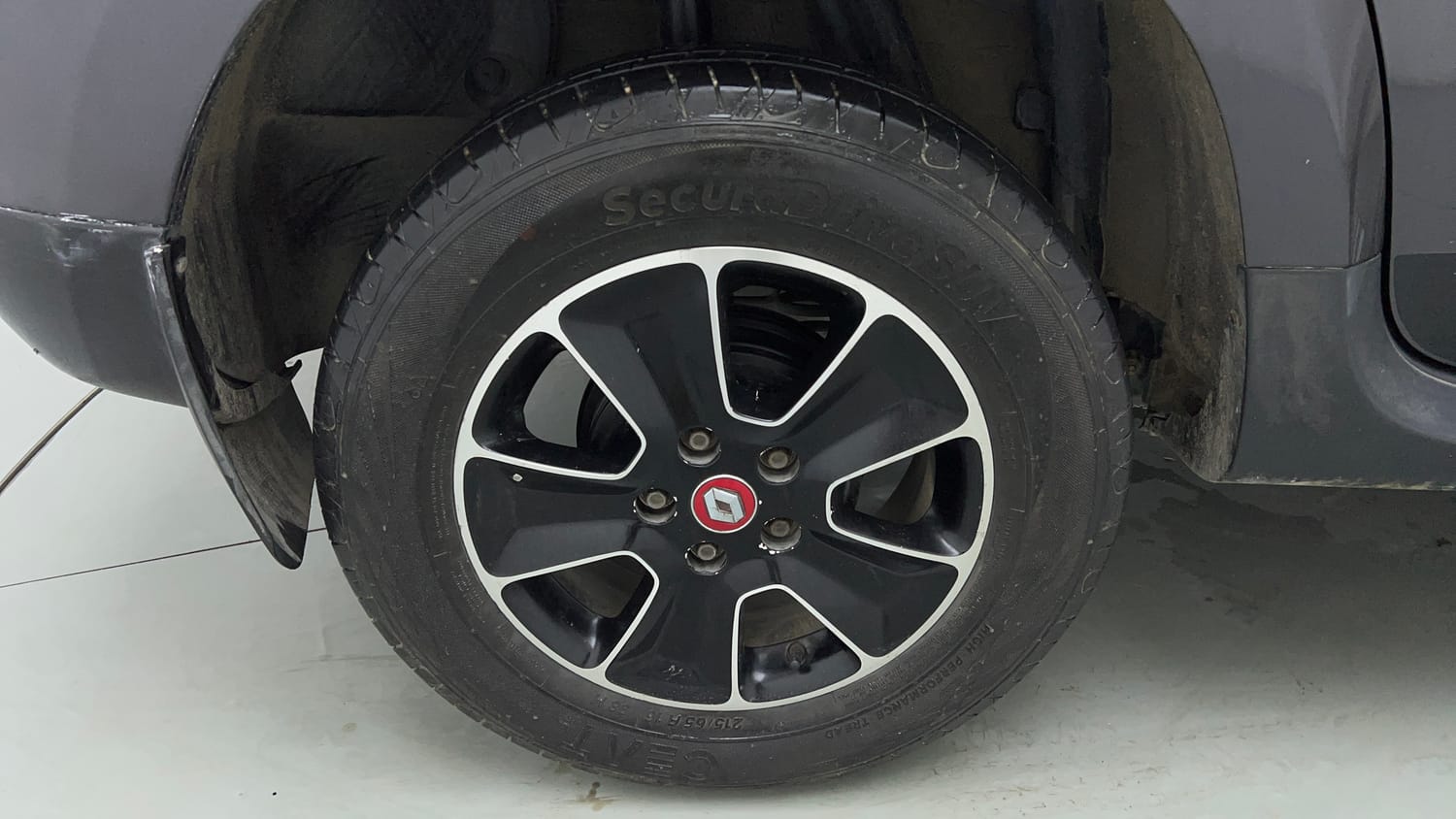 Used 2017 Renault Duster RXS CVT Petrol Automatic tyres RIGHT REAR TYRE RIM VIEW