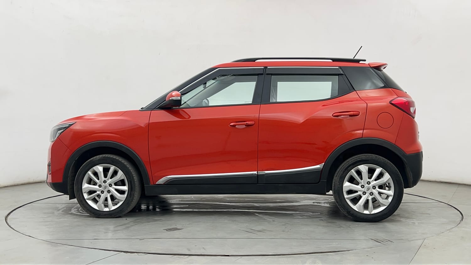 Used 2019 Mahindra XUV 300 1.5 W8 Diesel Manual exterior LEFT SIDE VIEW