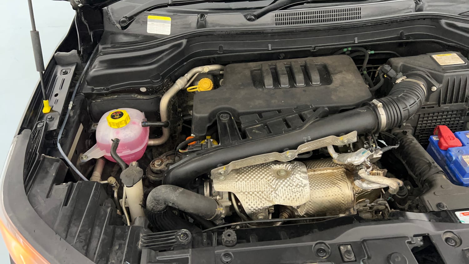 Used 2024 Mahindra XUV 300 W8 (O) 1.5 Diesel Diesel Manual engine ENGINE RIGHT SIDE VIEW
