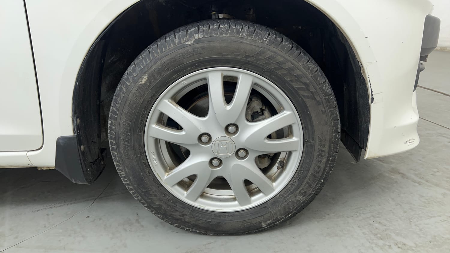 Used 2016 Honda Brio VX MT Petrol Manual tyres RIGHT FRONT TYRE RIM VIEW