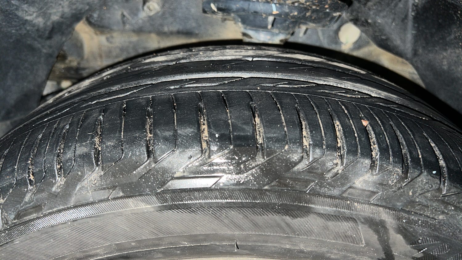 Used 2021 Mahindra XUV 300 W8 (O) 1.5 Diesel Diesel Manual tyres LEFT FRONT TYRE TREAD VIEW