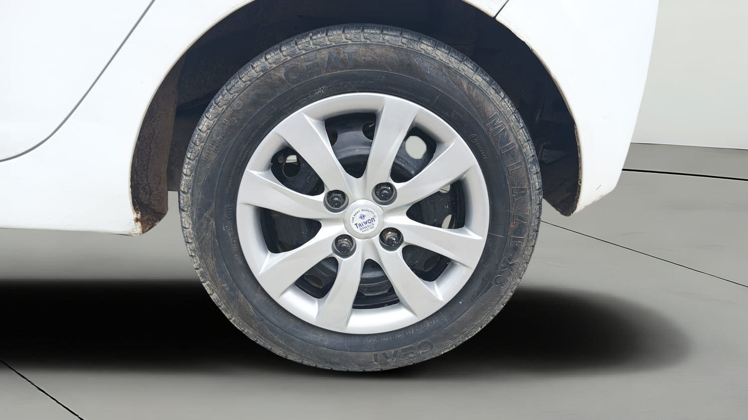 Used 2017 Hyundai Eon Sportz Petrol Manual tyres LEFT REAR TYRE RIM VIEW