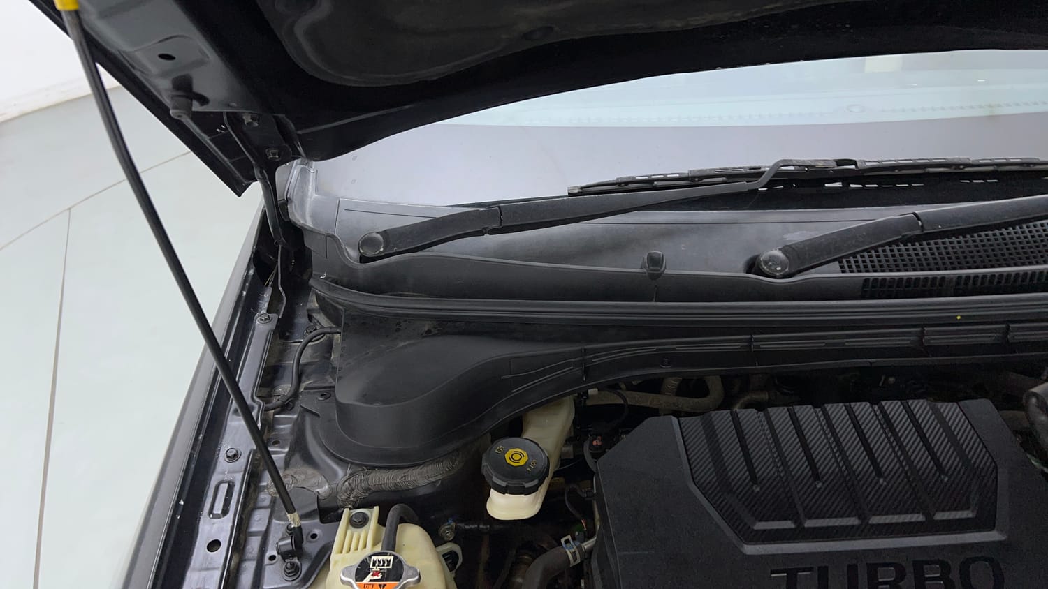 Used 2023 Hyundai Verna SX 1.5 Turbo Petrol MT Petrol Manual engine ENGINE RIGHT SIDE HINGE & APRON VIEW