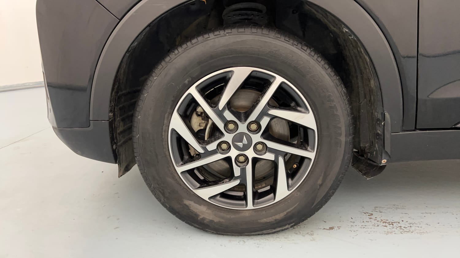 Used 2024 Mahindra XUV 300 W8 (O) 1.5 Diesel Diesel Manual tyres LEFT FRONT TYRE RIM VIEW