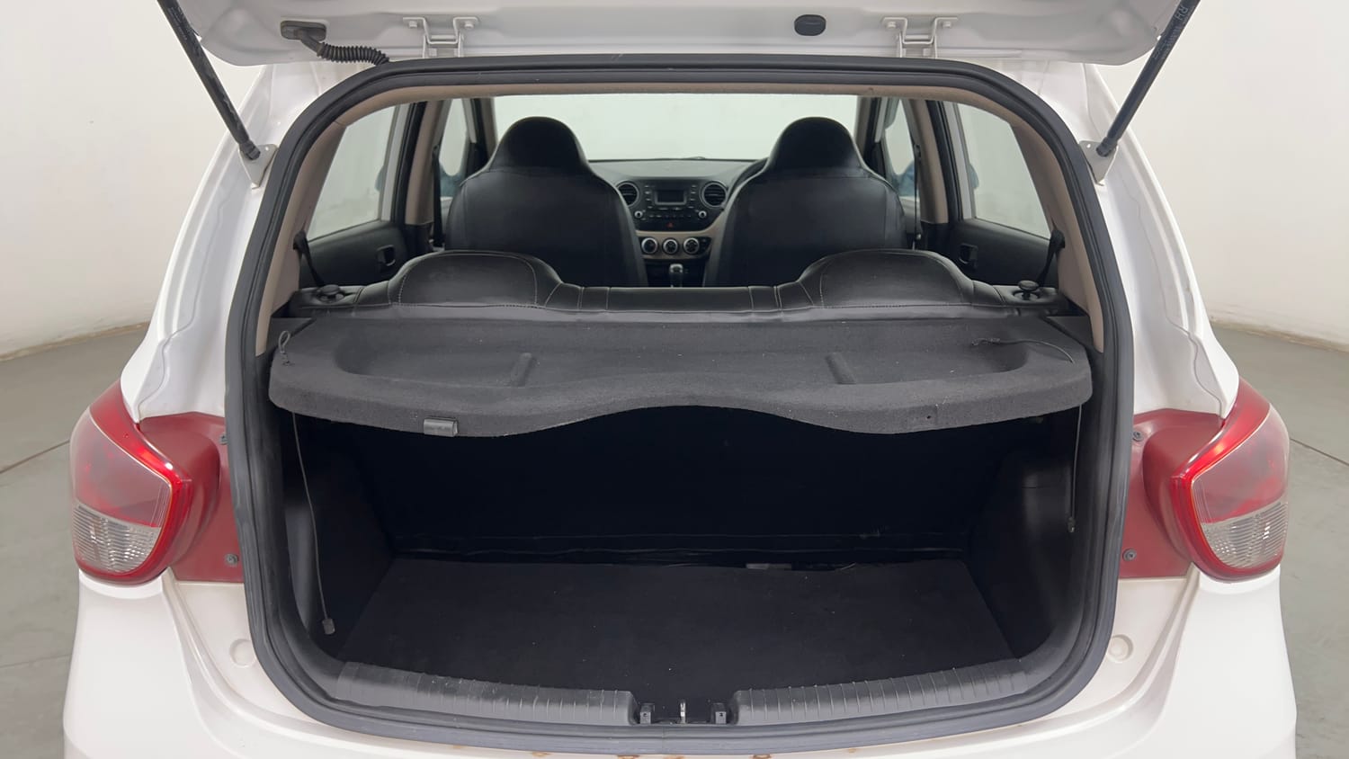 Used 2018 Hyundai Grand i10 Magna 1.2 Kappa VTVT Petrol Manual interior DICKY INSIDE VIEW