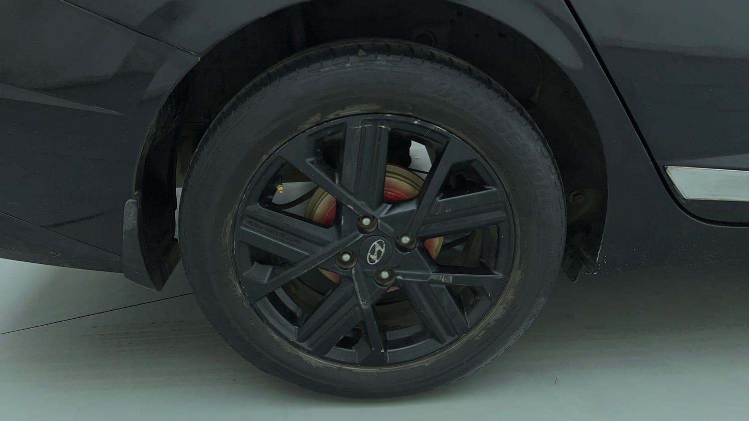 Used 2023 Hyundai Verna SX 1.5 Turbo Petrol MT Petrol Manual tyres RIGHT REAR TYRE RIM VIEW