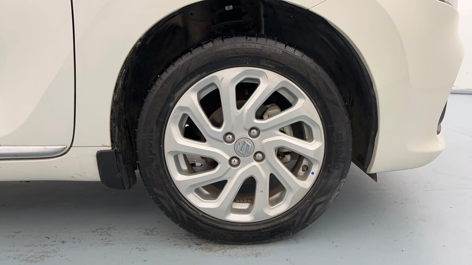 Used 2023 Maruti Suzuki Baleno Zeta MT Petrol Manual tyres RIGHT FRONT TYRE RIM VIEW