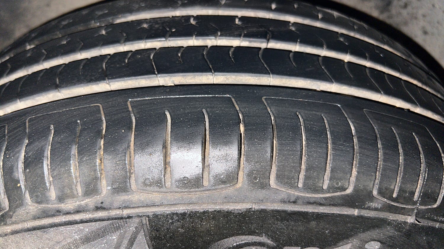 Used 2017 Volkswagen Polo Highline1.2L (P) Petrol Manual tyres LEFT REAR TYRE TREAD VIEW