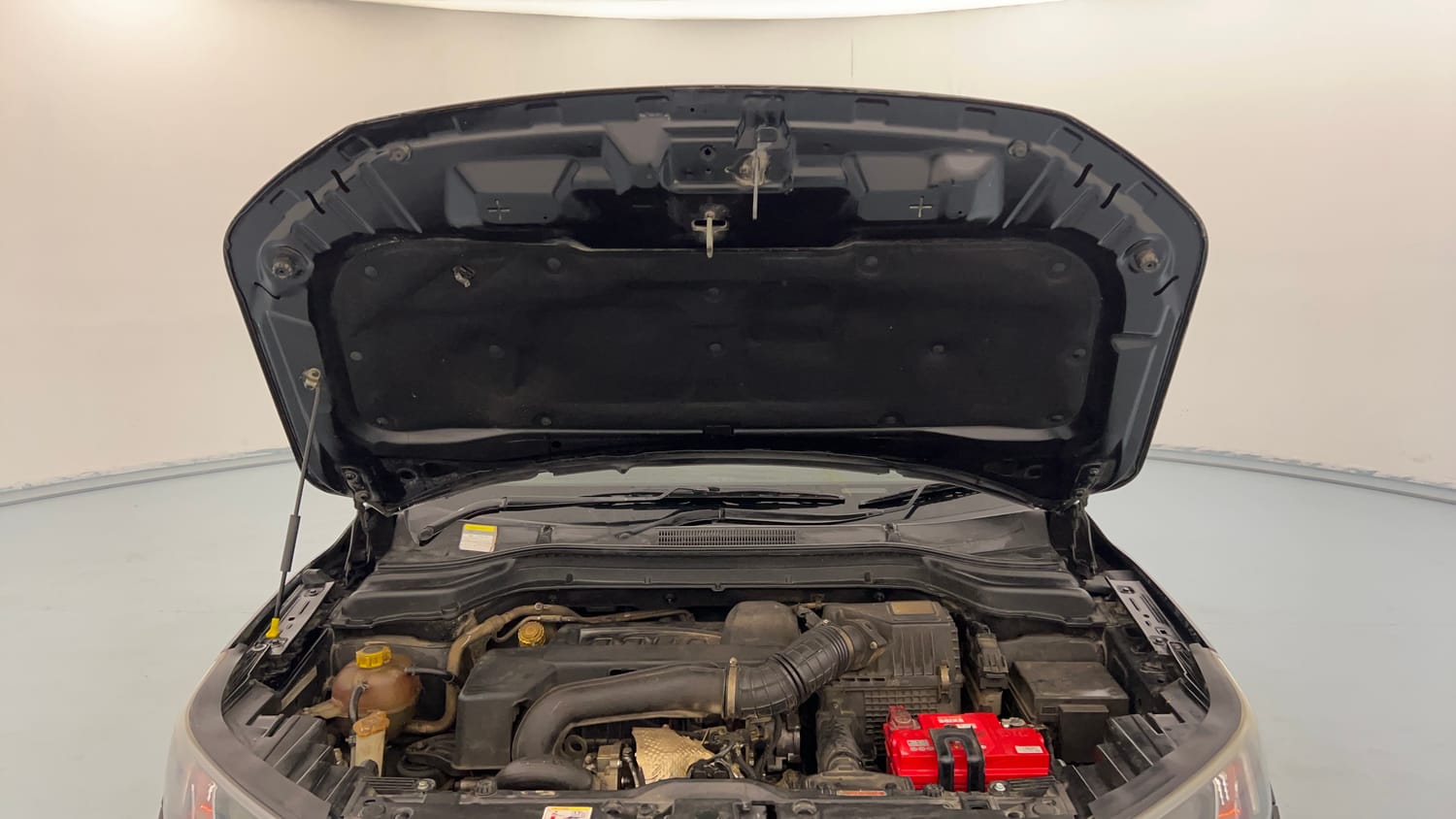 Used 2021 Mahindra XUV 300 W8 (O) 1.5 Diesel Diesel Manual engine ENGINE & BONNET OPEN FRONT VIEW
