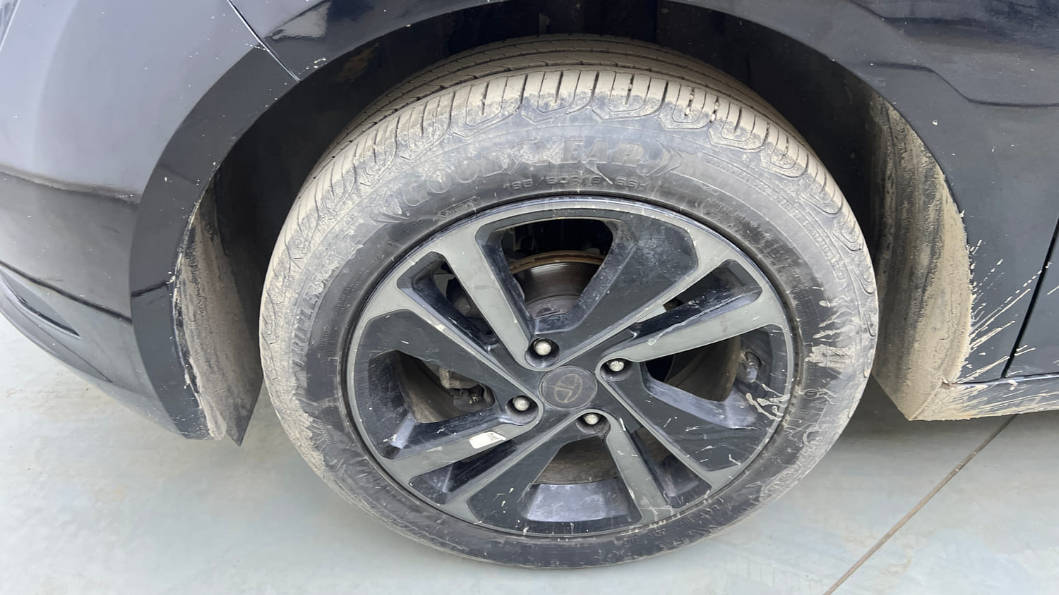 Used 2022 Tata Altroz XZ Plus Petrol Dark Edition Petrol Manual tyres LEFT FRONT TYRE RIM VIEW
