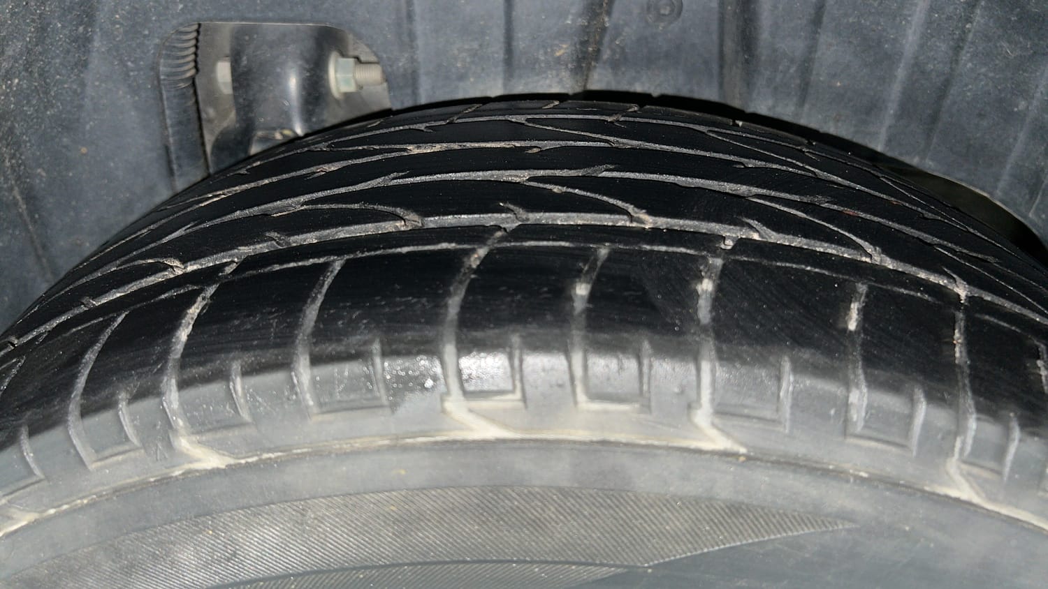 Used 2024 Mahindra XUV 300 W8 (O) 1.5 Diesel Diesel Manual tyres LEFT REAR TYRE TREAD VIEW