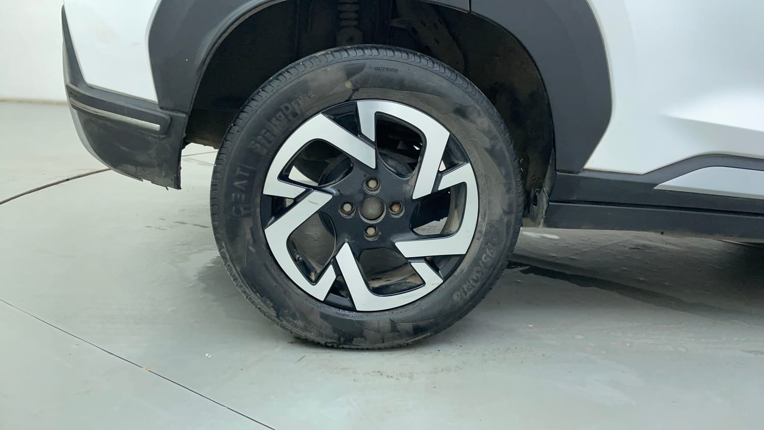Used 2023 Nissan Magnite XV Petrol Manual tyres RIGHT REAR TYRE RIM VIEW