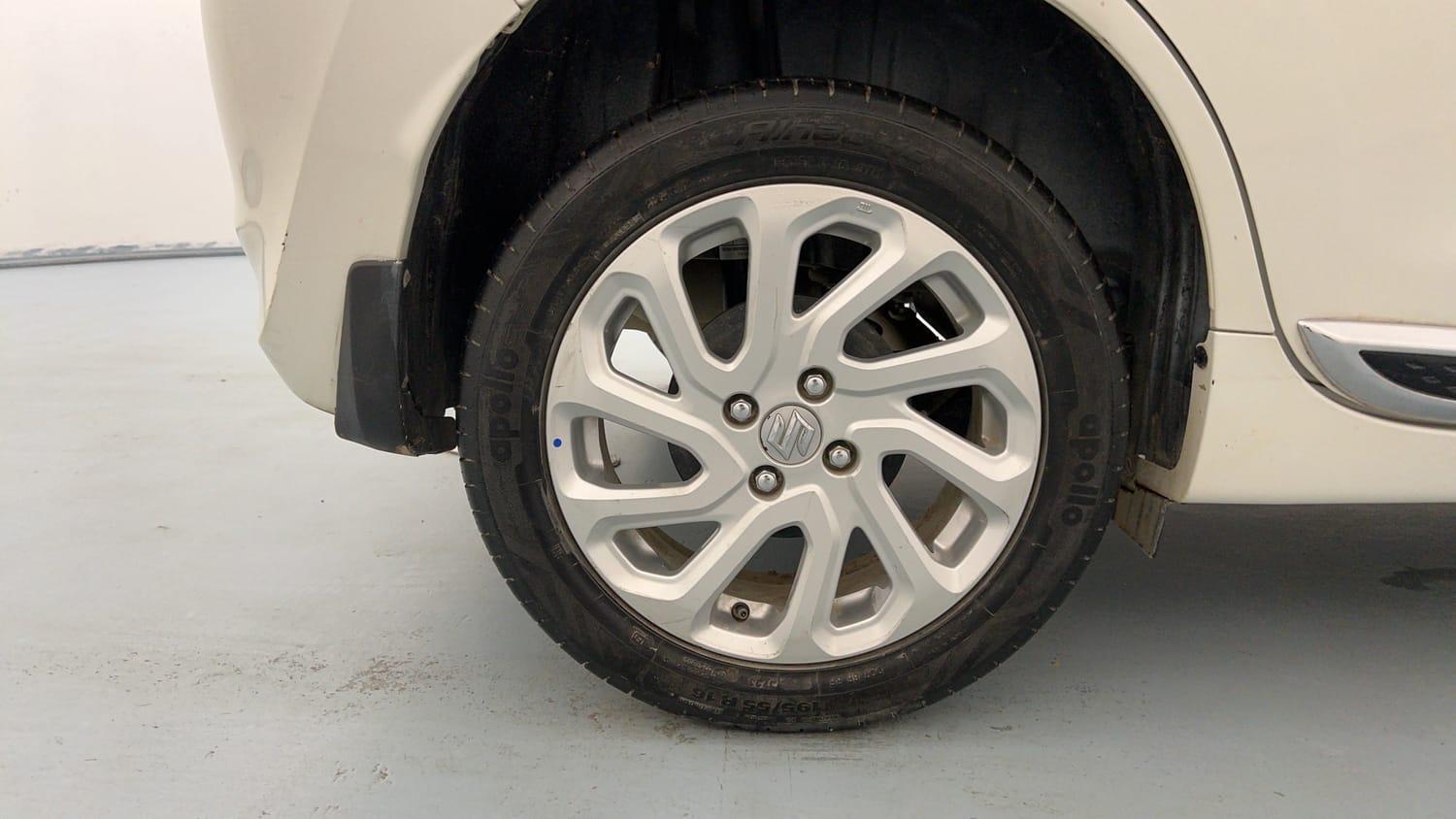 Used 2023 Maruti Suzuki Baleno Zeta MT Petrol Manual tyres RIGHT REAR TYRE RIM VIEW
