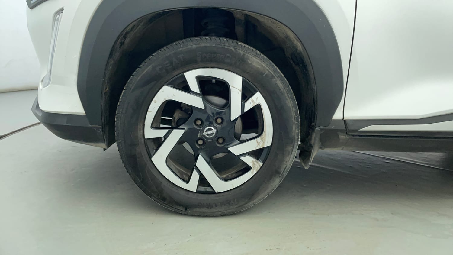 Used 2023 Nissan Magnite XV Petrol Manual tyres LEFT FRONT TYRE RIM VIEW
