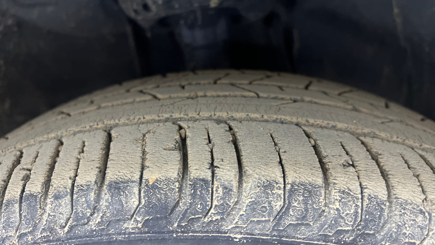 Used 2023 Hyundai i20 Asta (O) 1.2 MT Petrol Manual tyres RIGHT FRONT TYRE TREAD VIEW