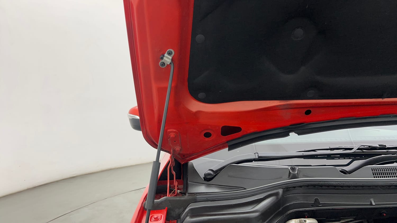 Used 2019 Mahindra XUV 300 1.5 W8 Diesel Manual engine ENGINE RIGHT SIDE HINGE & APRON VIEW